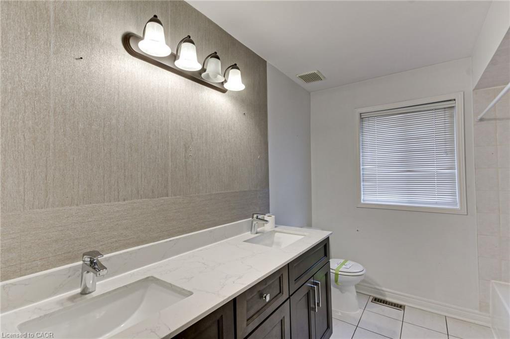 175 Rhodes Circle, Newmarket, ON - Indoor Photo Showing Bathroom