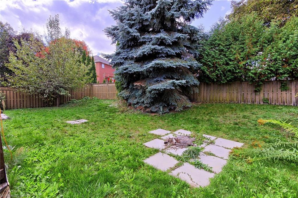 175 Rhodes Circle, Newmarket, ON - Outdoor With Backyard