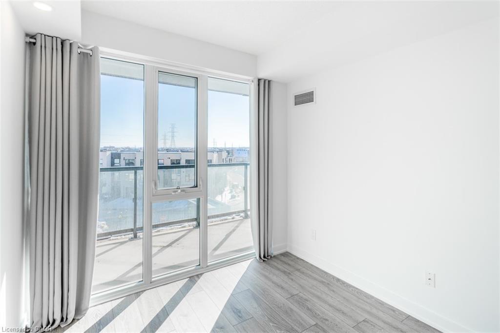 A401-3210 Dakota Common, Burlington, ON - Indoor Photo Showing Other Room