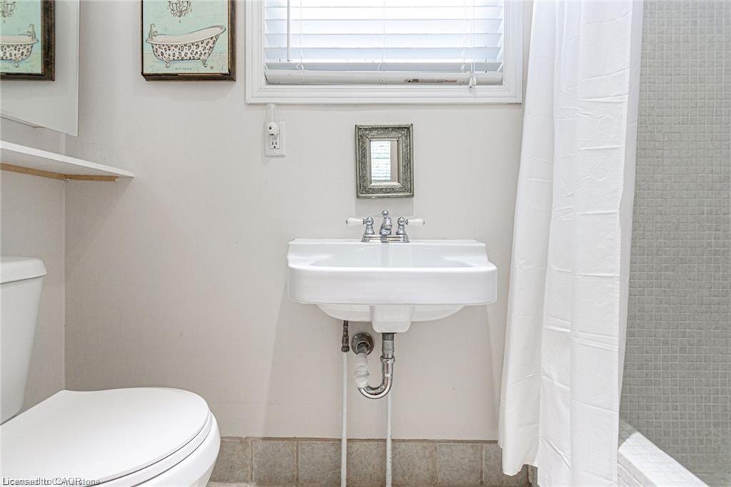 5086 Walkers Line, Burlington, ON - Indoor Photo Showing Bathroom