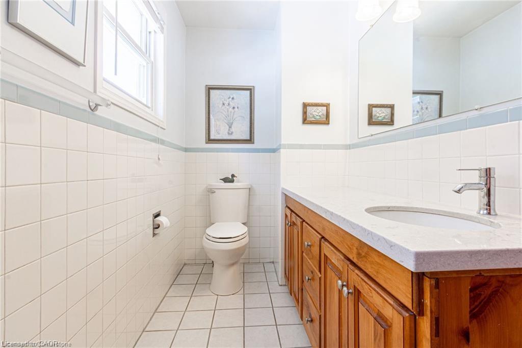 5086 Walkers Line, Burlington, ON - Indoor Photo Showing Bathroom