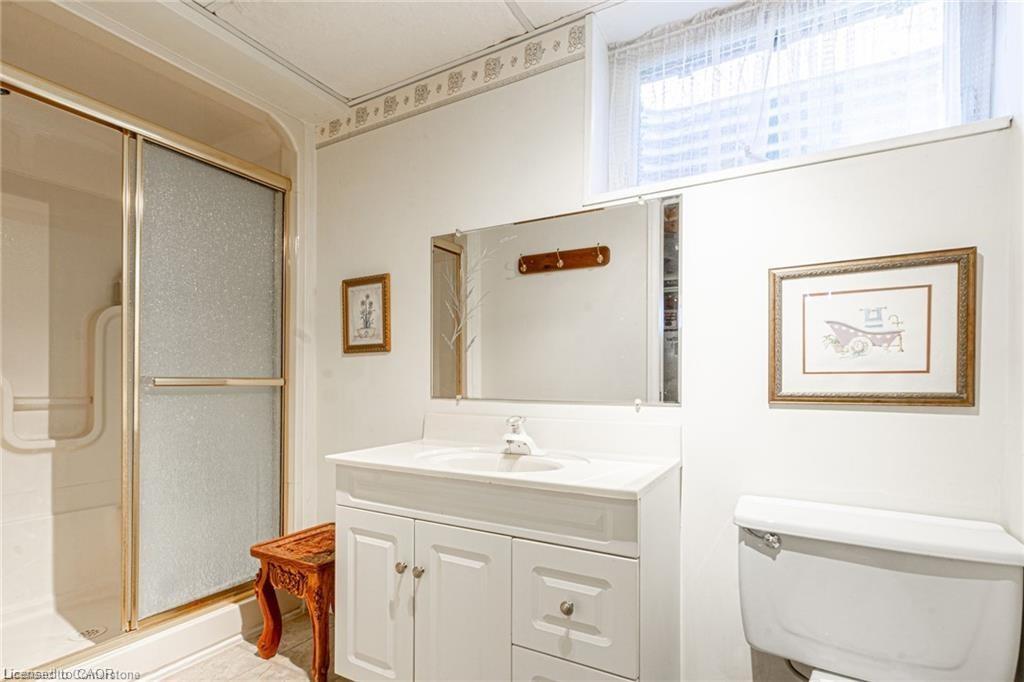 5086 Walkers Line, Burlington, ON - Indoor Photo Showing Bathroom