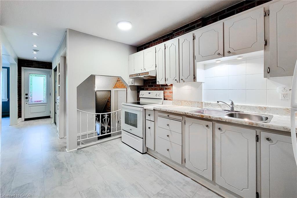 156 Park Row S, Hamilton, ON - Indoor Photo Showing Kitchen With Double Sink