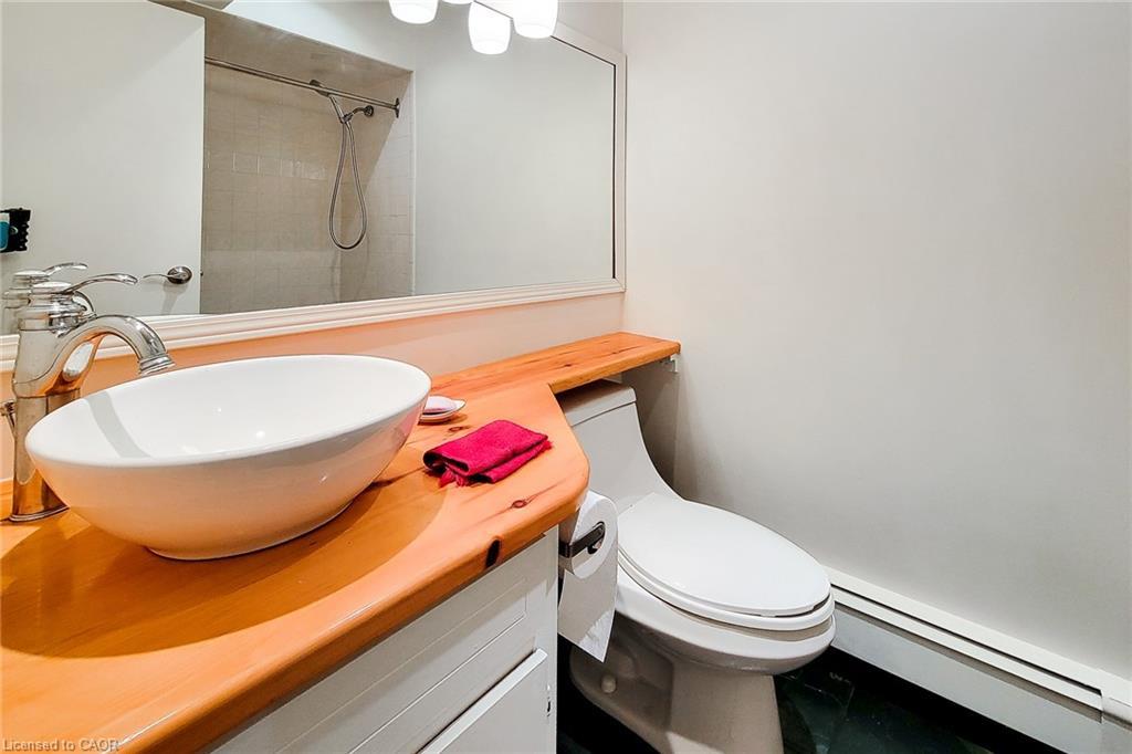 156 Park Row S, Hamilton, ON - Indoor Photo Showing Bathroom