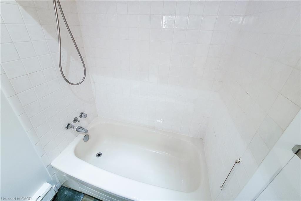 156 Park Row S, Hamilton, ON - Indoor Photo Showing Bathroom