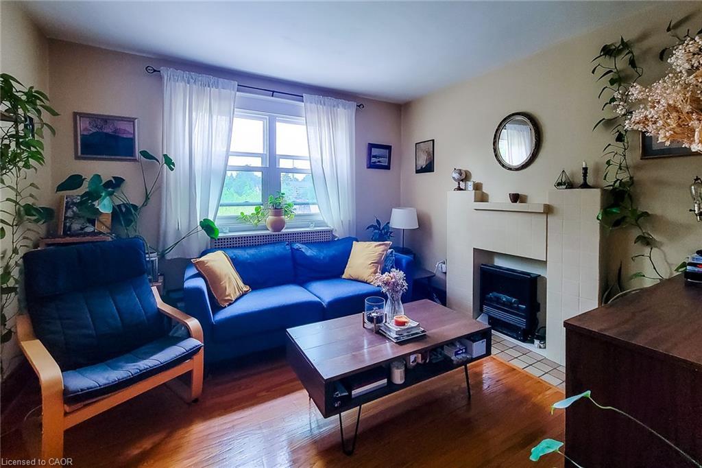 156 Park Row S, Hamilton, ON - Indoor Photo Showing Living Room With Fireplace