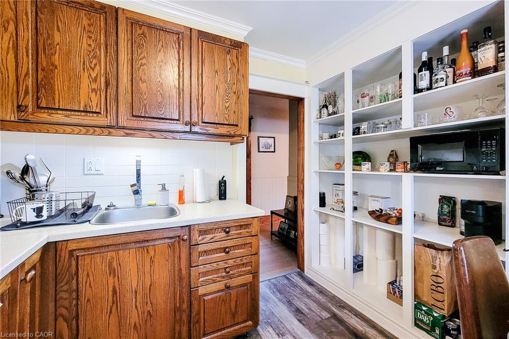 156 Park Row S, Hamilton, ON - Indoor Photo Showing Kitchen