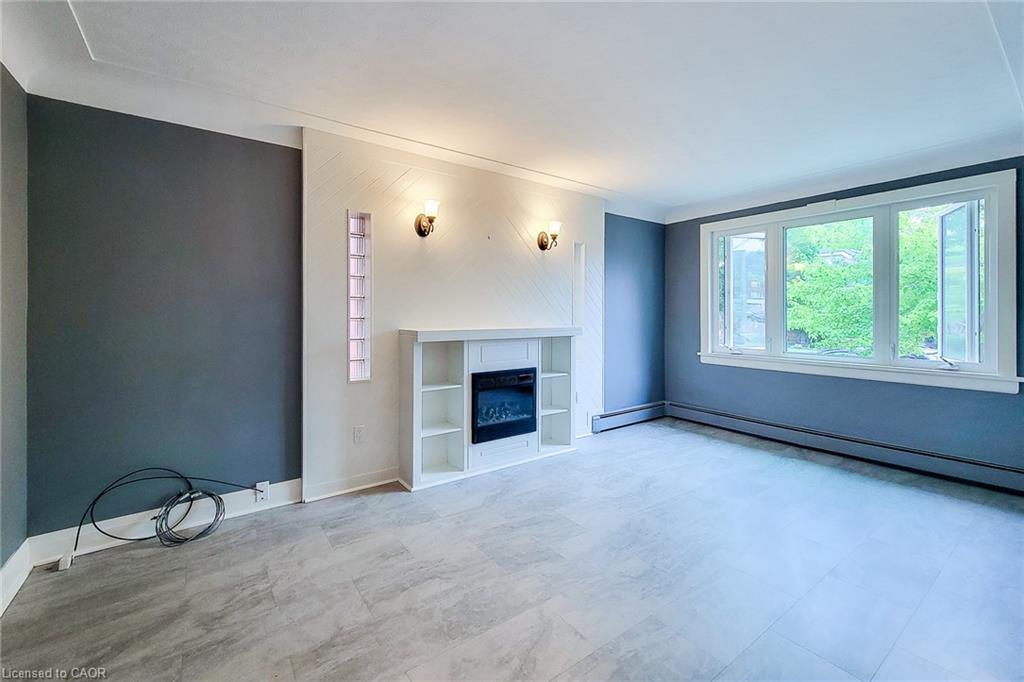 156 Park Row S, Hamilton, ON - Indoor Photo Showing Living Room With Fireplace