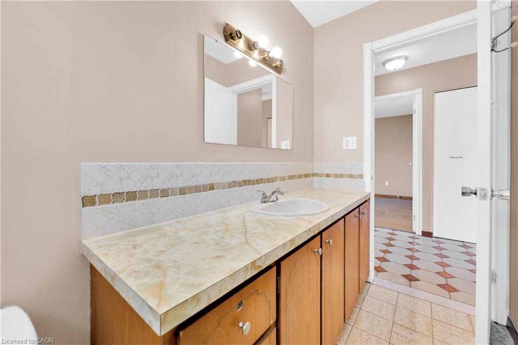 112 Purdy Crescent, Hamilton, ON - Indoor Photo Showing Bathroom