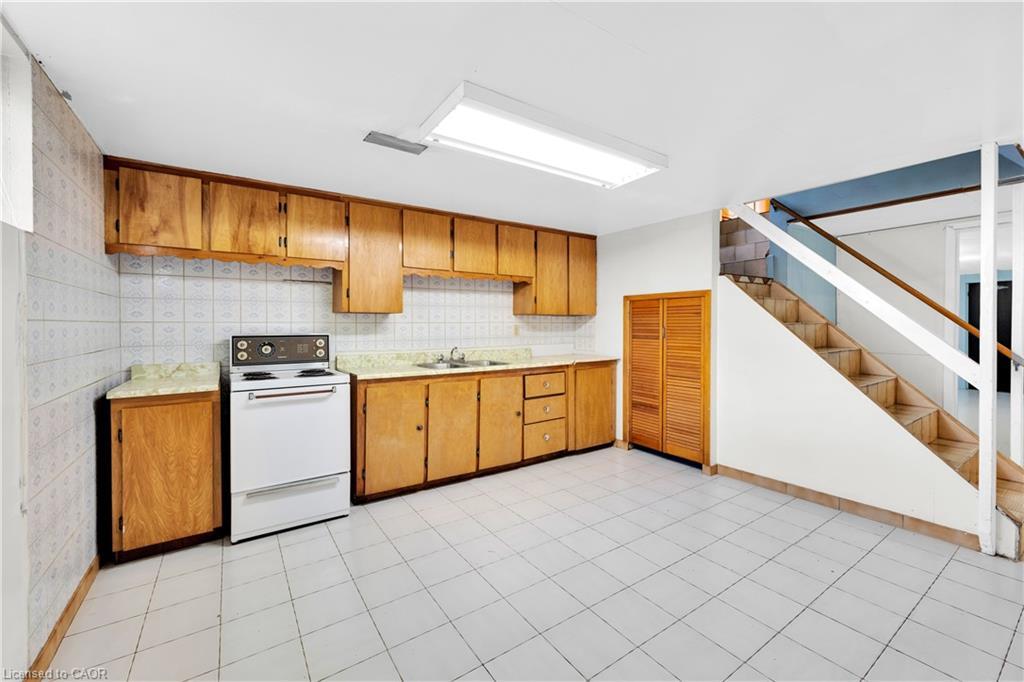 112 Purdy Crescent, Hamilton, ON - Indoor Photo Showing Kitchen With Double Sink