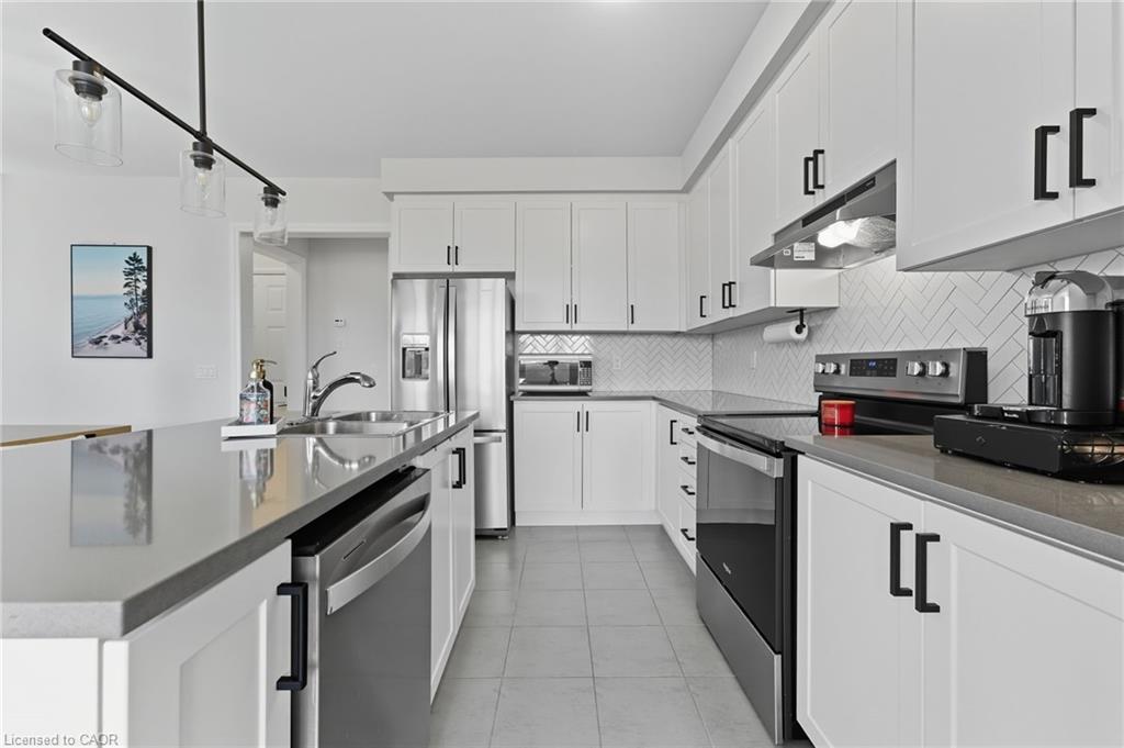 872 Sobeski Avenue, Woodstock, ON - Indoor Photo Showing Kitchen With Double Sink With Upgraded Kitchen