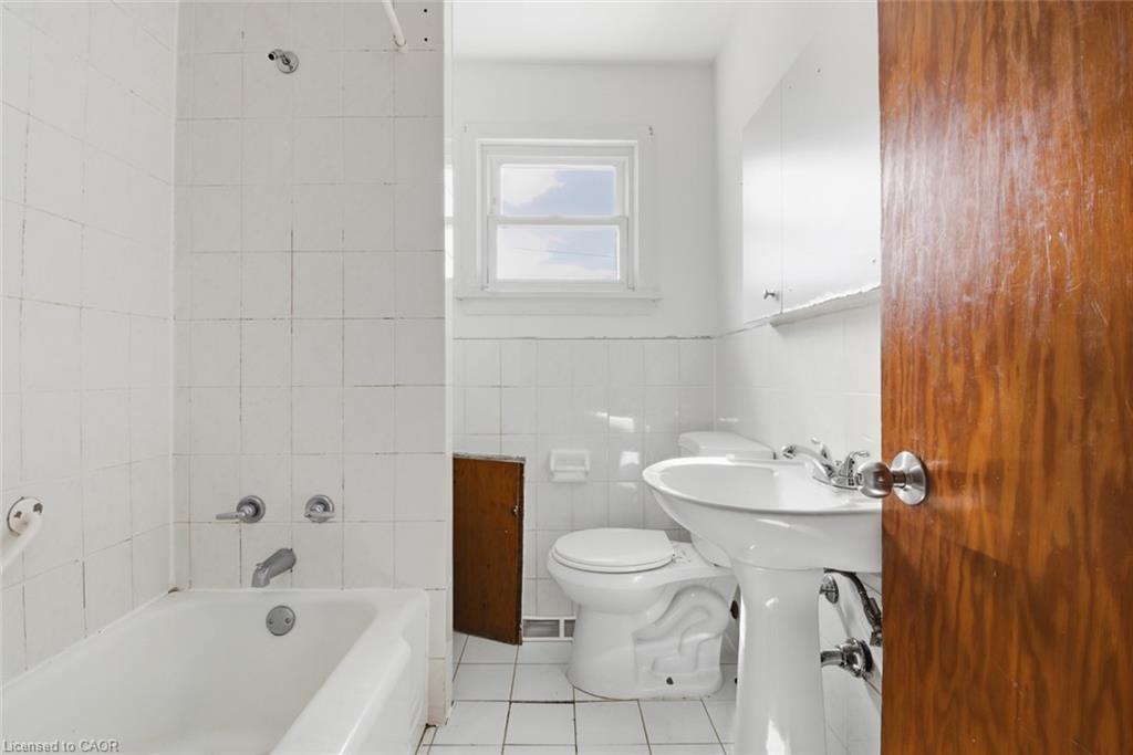118 Morton Street, Thorold, ON - Indoor Photo Showing Bathroom