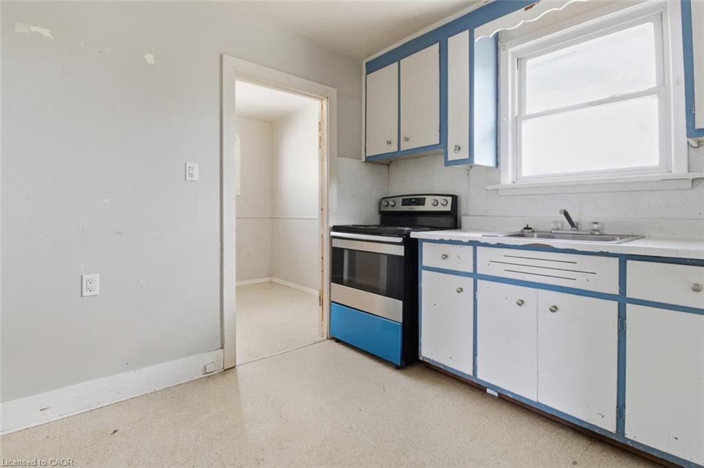 118 Morton Street, Thorold, ON - Indoor Photo Showing Kitchen