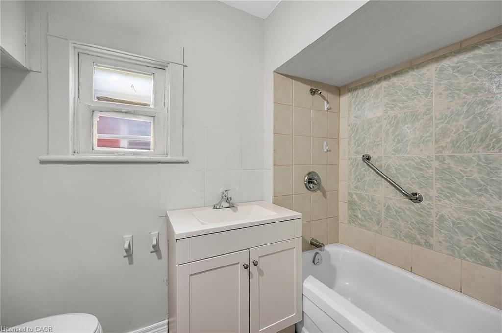 1256 Cannon Street E, Hamilton, ON - Indoor Photo Showing Bathroom