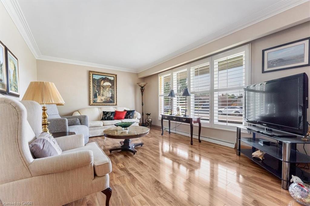 160 Elgin Street, Thorold, ON - Indoor Photo Showing Living Room