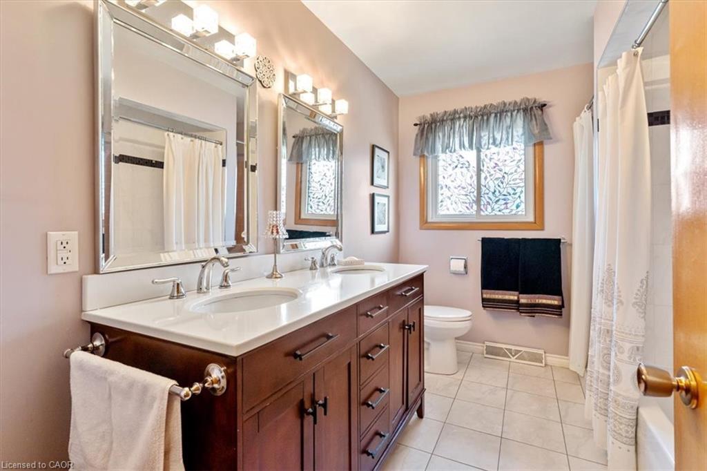 160 Elgin Street, Thorold, ON - Indoor Photo Showing Bathroom