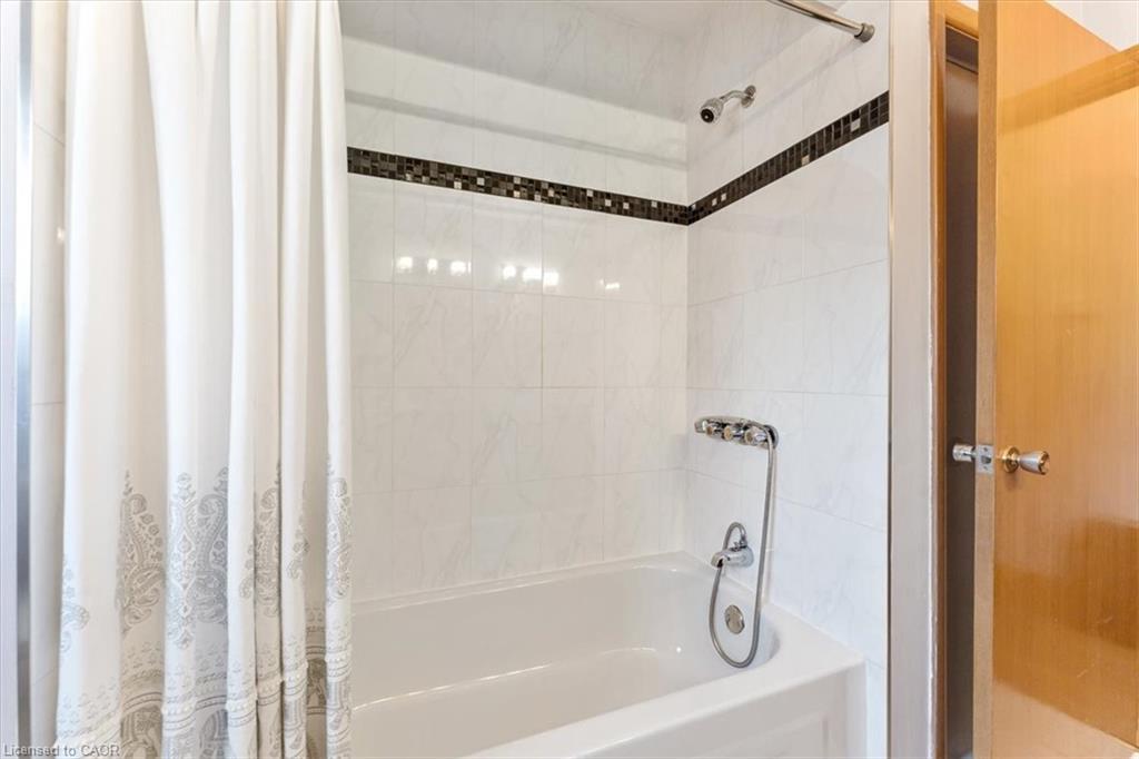 160 Elgin Street, Thorold, ON - Indoor Photo Showing Bathroom