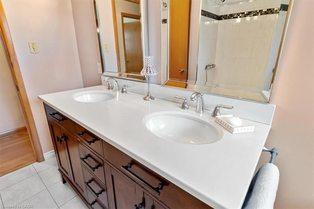160 Elgin Street, Thorold, ON - Indoor Photo Showing Bathroom