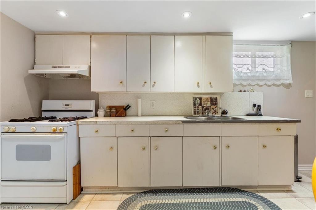 160 Elgin Street, Thorold, ON - Indoor Photo Showing Kitchen