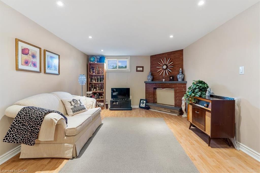 160 Elgin Street, Thorold, ON - Indoor With Fireplace