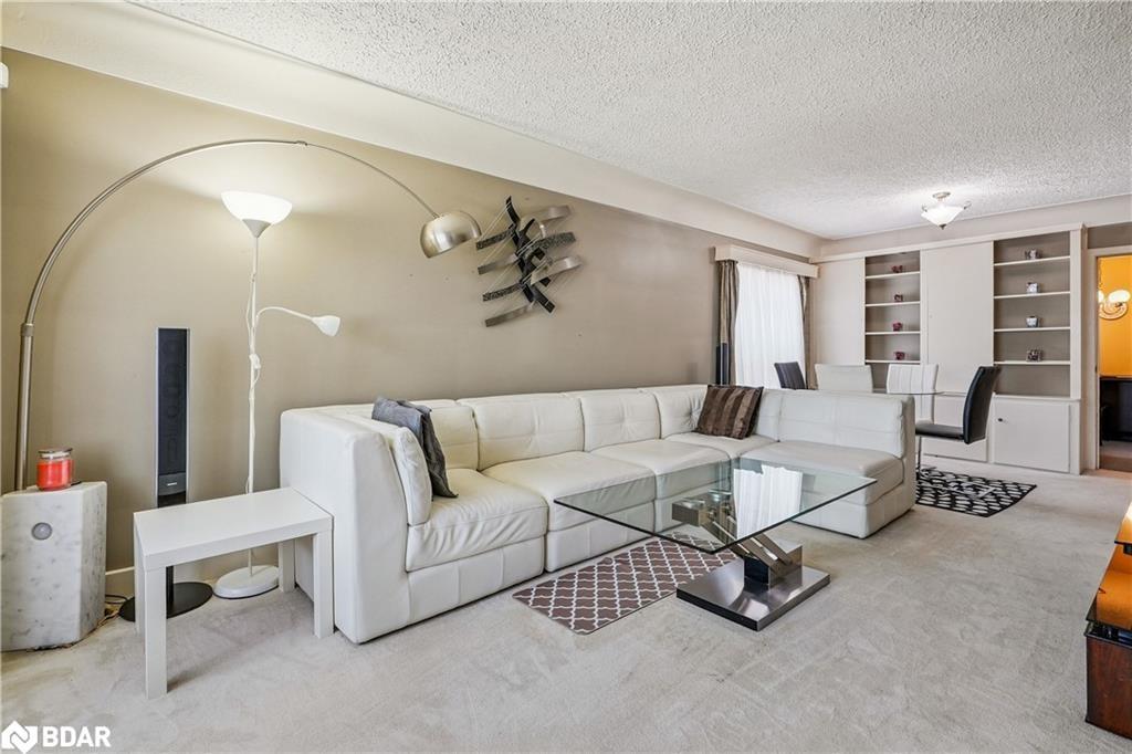 57 East 36Th Street, Hamilton, ON - Indoor Photo Showing Living Room