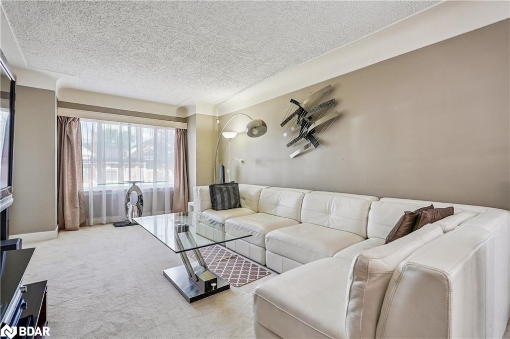 57 East 36Th Street, Hamilton, ON - Indoor Photo Showing Living Room
