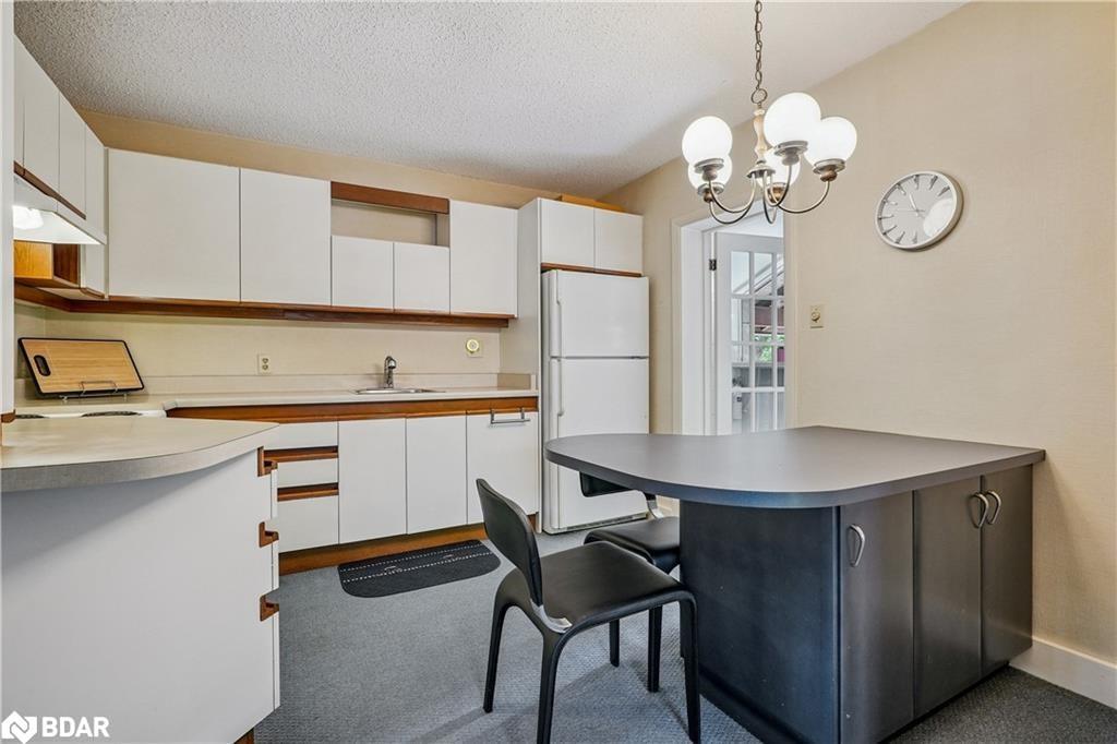 57 East 36Th Street, Hamilton, ON - Indoor Photo Showing Kitchen