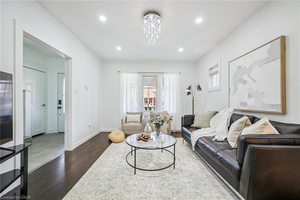 405 Wellington Street N, Kitchener, ON - Indoor Photo Showing Living Room