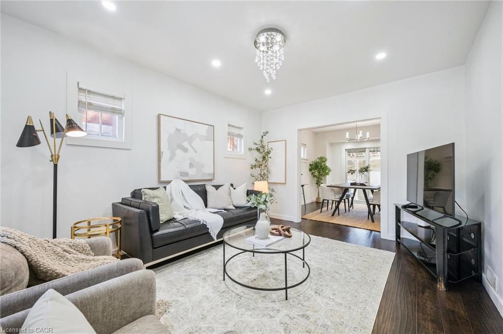 405 Wellington Street N, Kitchener, ON - Indoor Photo Showing Living Room