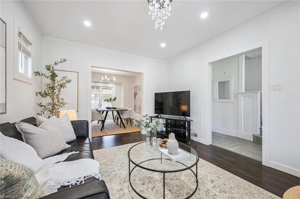 405 Wellington Street N, Kitchener, ON - Indoor Photo Showing Living Room