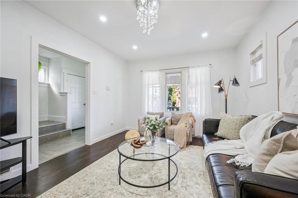 405 Wellington Street N, Kitchener, ON - Indoor Photo Showing Living Room