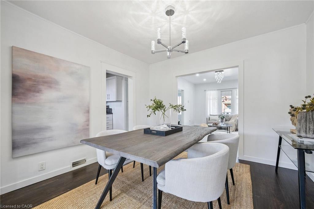 405 Wellington Street N, Kitchener, ON - Indoor Photo Showing Dining Room