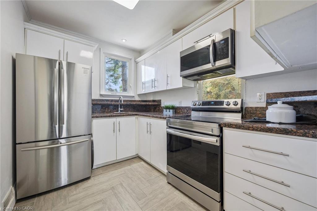 405 Wellington Street N, Kitchener, ON - Indoor Photo Showing Kitchen