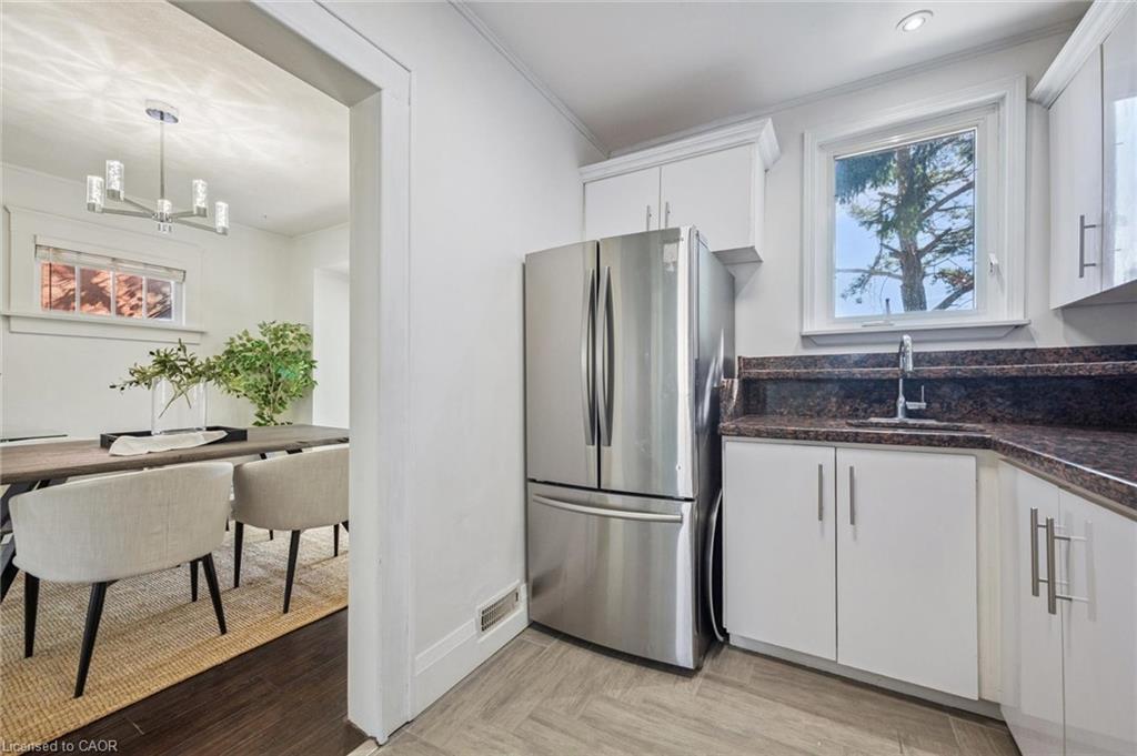 405 Wellington Street N, Kitchener, ON - Indoor Photo Showing Kitchen