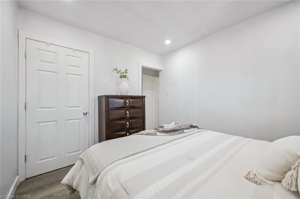 405 Wellington Street N, Kitchener, ON - Indoor Photo Showing Bedroom