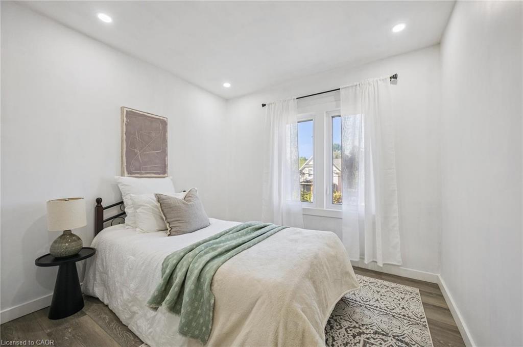 405 Wellington Street N, Kitchener, ON - Indoor Photo Showing Bedroom