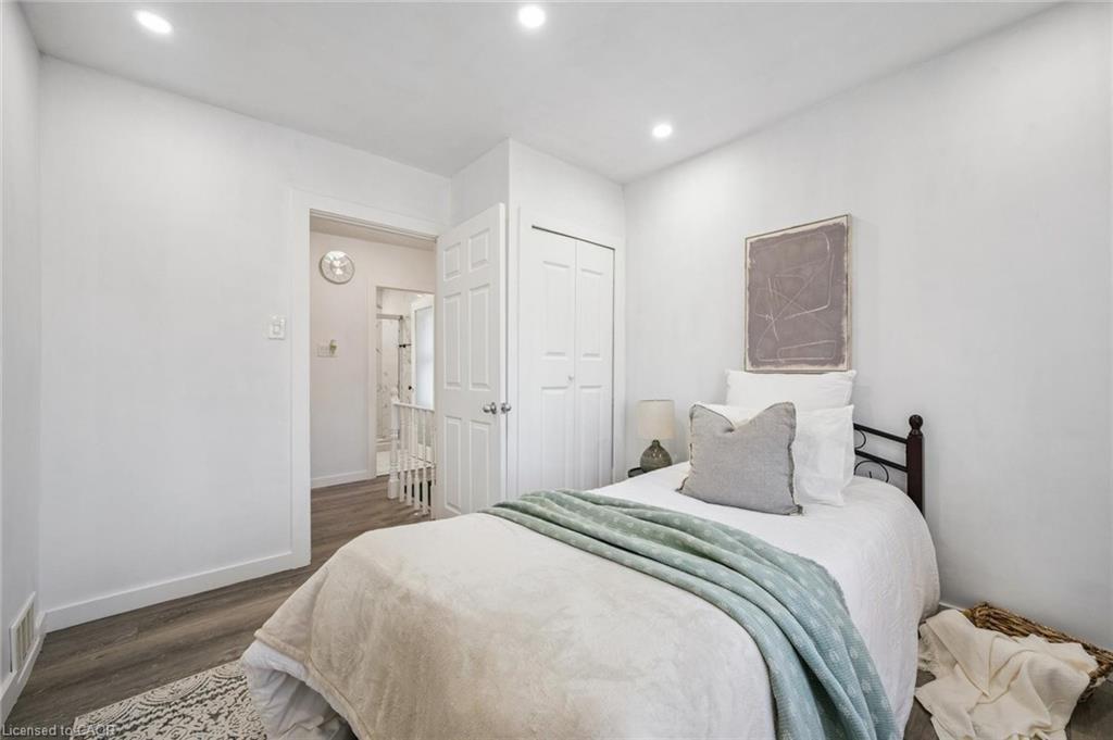 405 Wellington Street N, Kitchener, ON - Indoor Photo Showing Bedroom