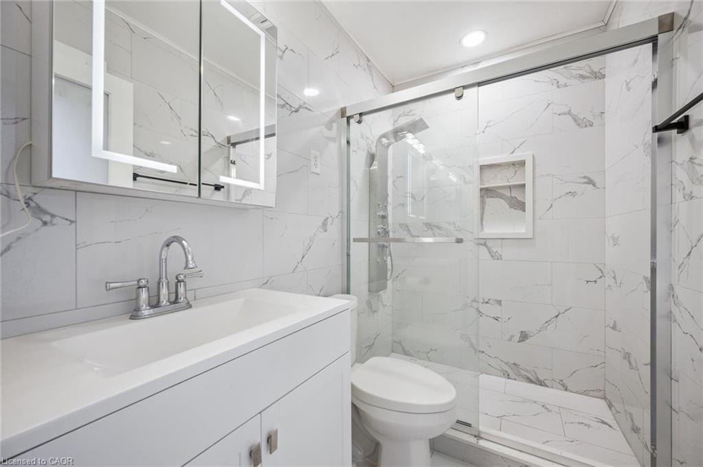 405 Wellington Street N, Kitchener, ON - Indoor Photo Showing Bathroom