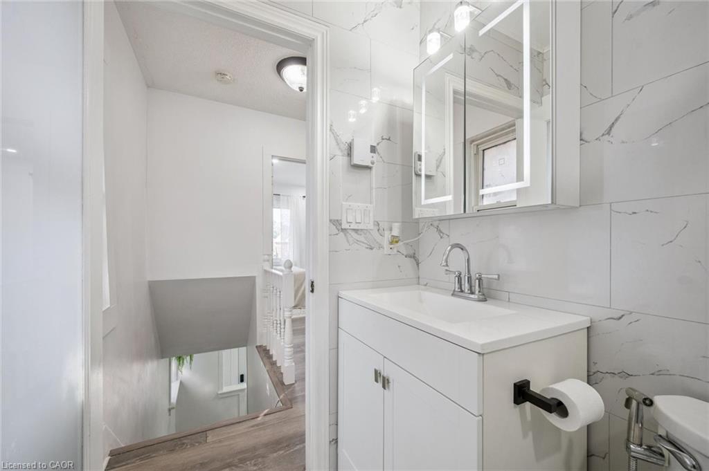 405 Wellington Street N, Kitchener, ON - Indoor Photo Showing Bathroom