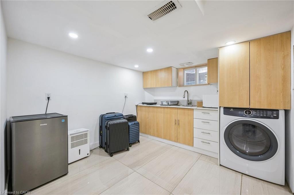 405 Wellington Street N, Kitchener, ON - Indoor Photo Showing Laundry Room
