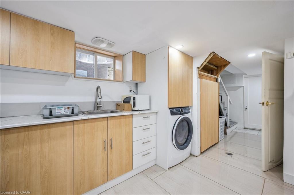 405 Wellington Street N, Kitchener, ON - Indoor Photo Showing Laundry Room