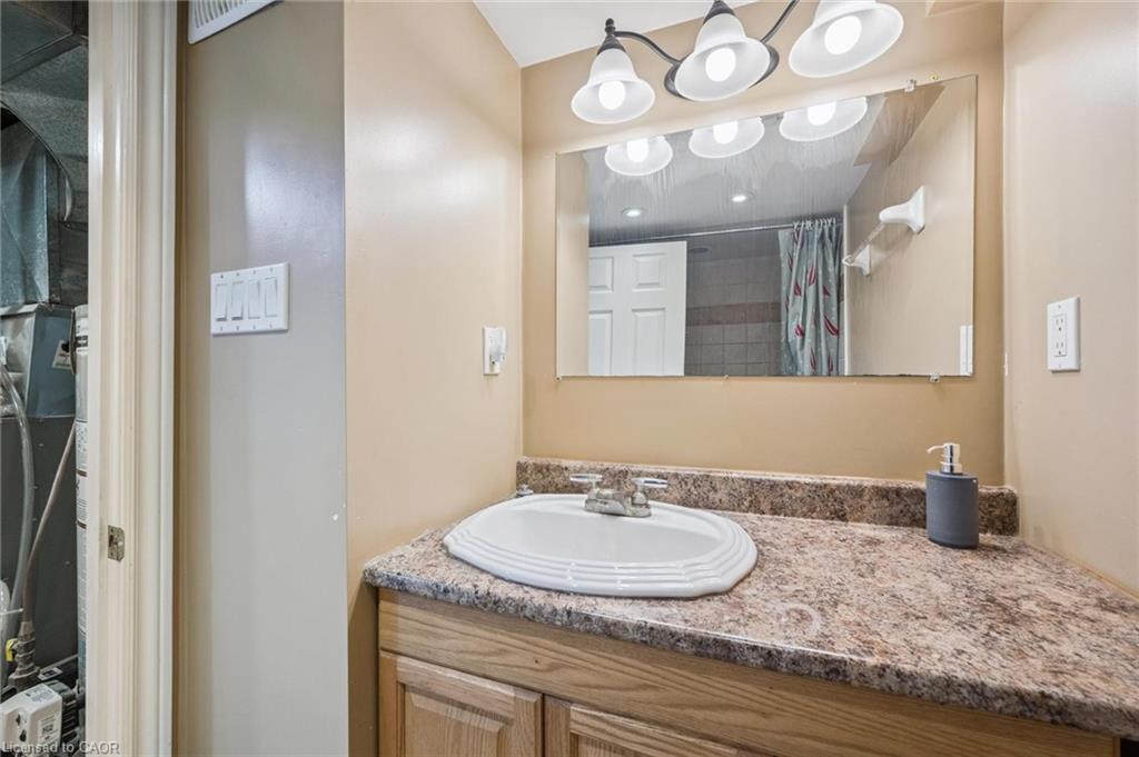 405 Wellington Street N, Kitchener, ON - Indoor Photo Showing Bathroom