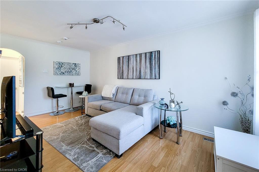 86 East 18Th Street, Hamilton, ON - Indoor Photo Showing Living Room