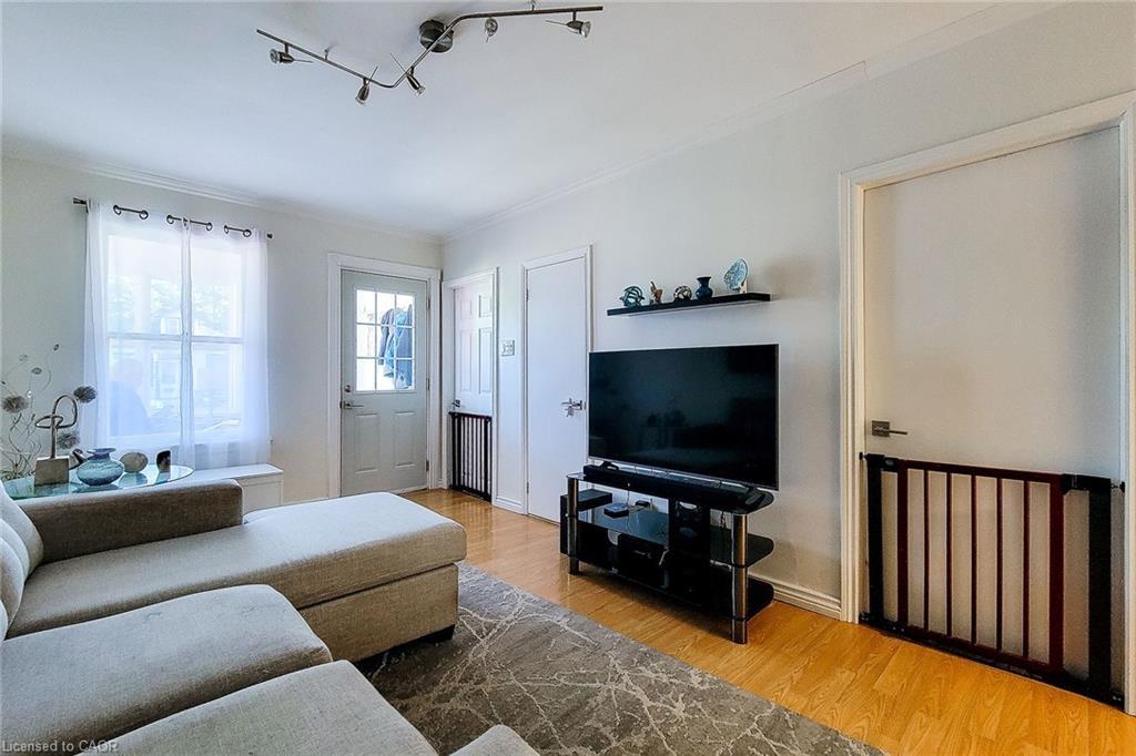 86 East 18Th Street, Hamilton, ON - Indoor Photo Showing Living Room