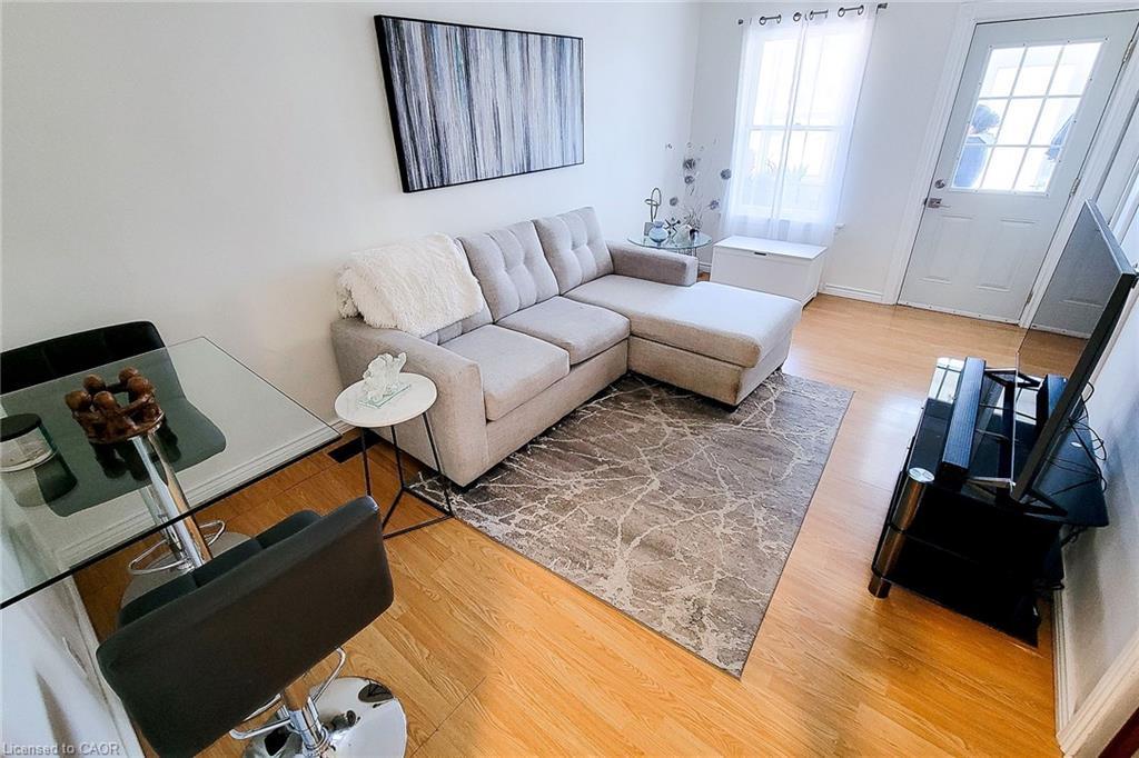 86 East 18Th Street, Hamilton, ON - Indoor Photo Showing Living Room