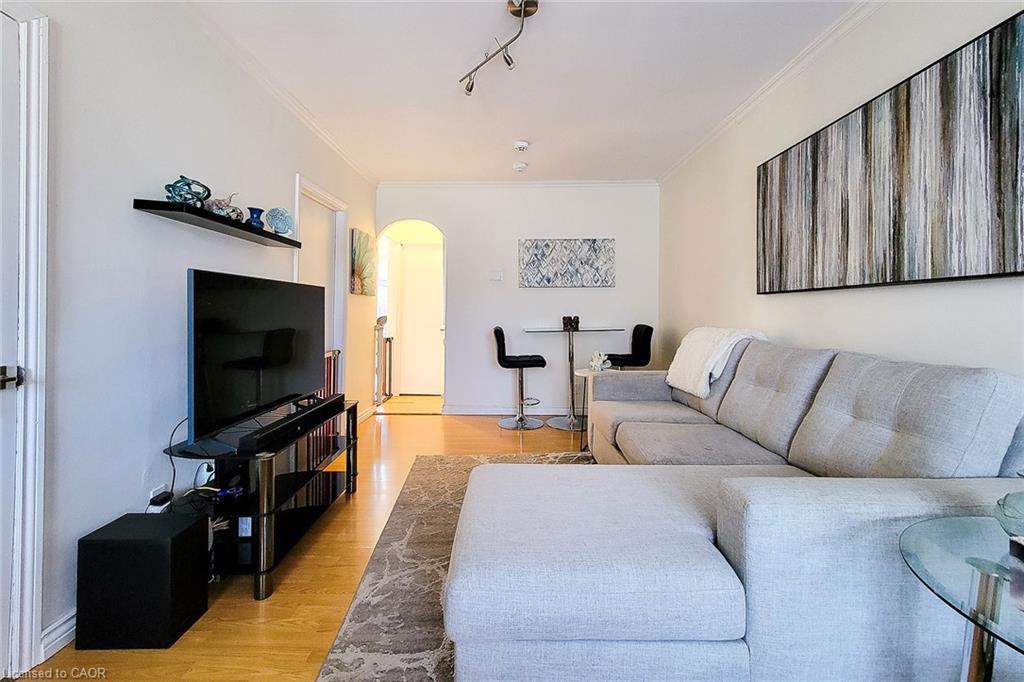 86 East 18Th Street, Hamilton, ON - Indoor Photo Showing Living Room