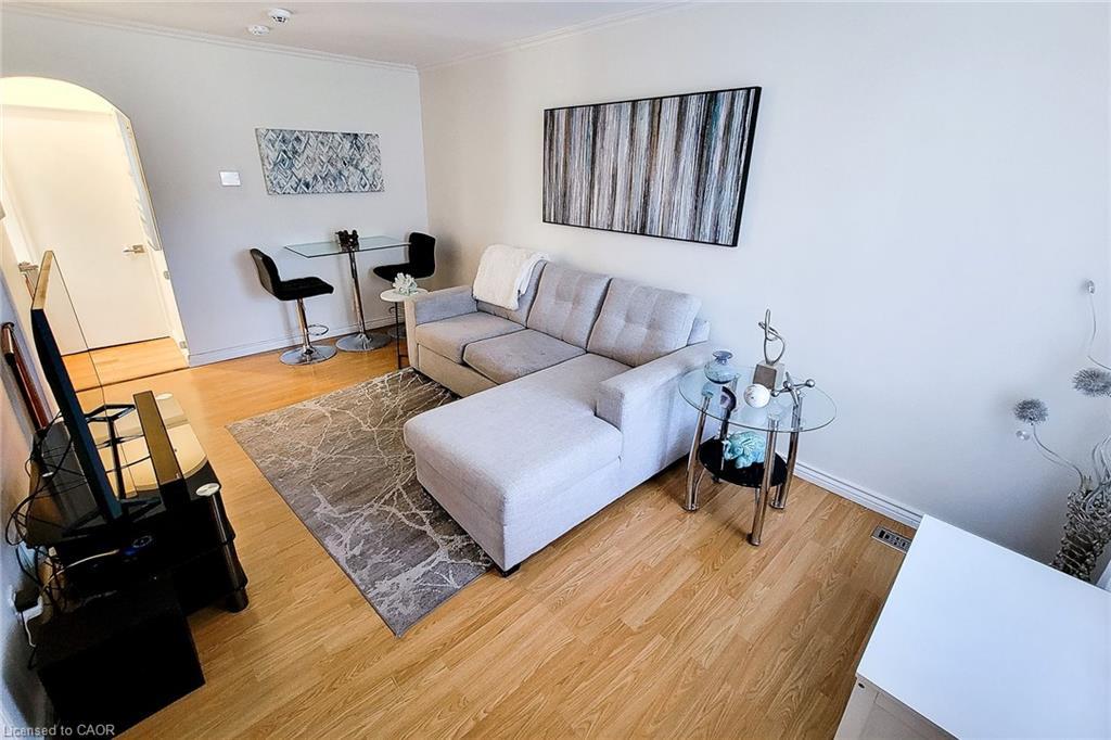86 East 18Th Street, Hamilton, ON - Indoor Photo Showing Living Room