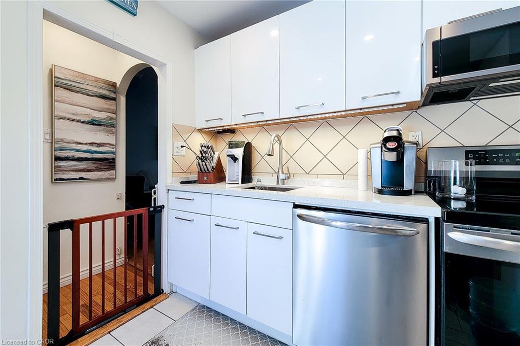 86 East 18Th Street, Hamilton, ON - Indoor Photo Showing Kitchen
