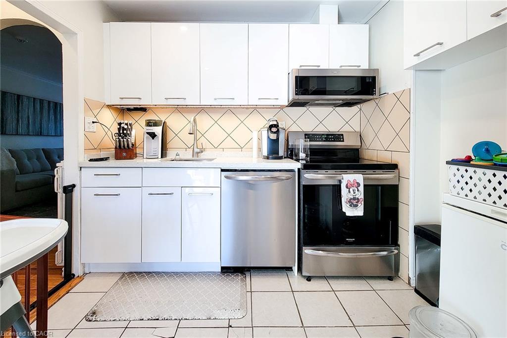 86 East 18Th Street, Hamilton, ON - Indoor Photo Showing Kitchen