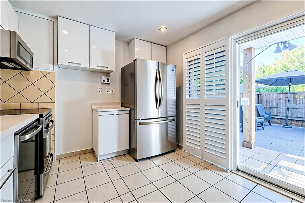 86 East 18Th Street, Hamilton, ON - Indoor Photo Showing Kitchen